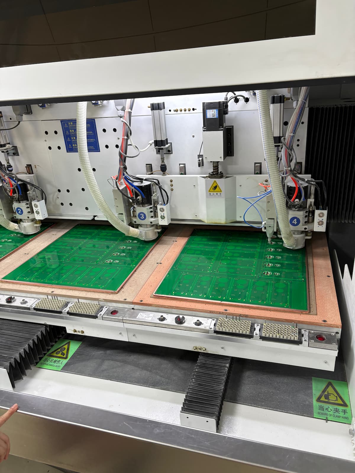 Linked Electronics Co., Limited automated PCB routing and cutting machine